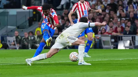 Ademola Lookman rematando l AP