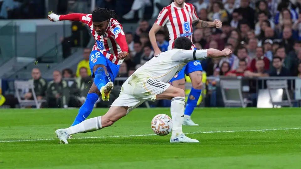 Ademola Lookman rematando l AP