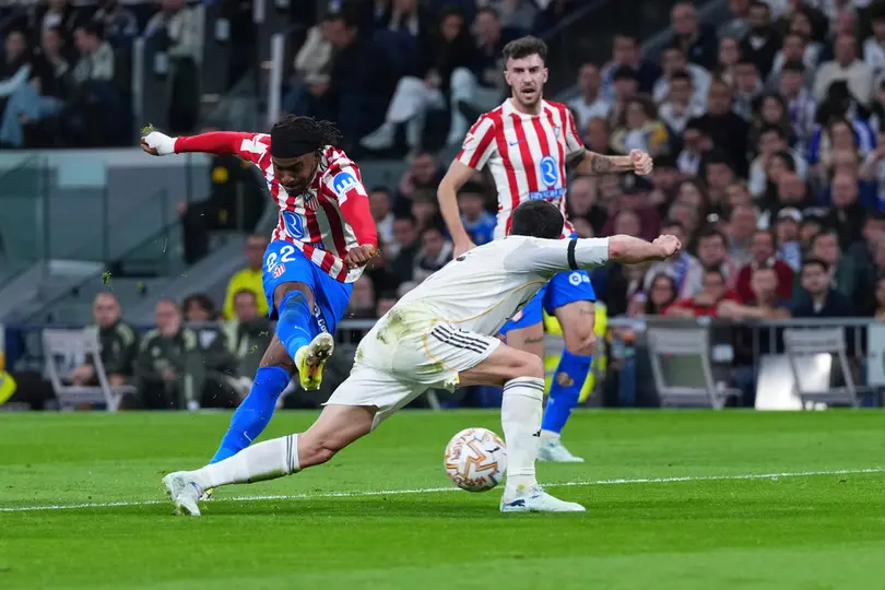 Ademola Lookman rematando l AP