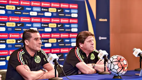 Guillermo Ochoa y Miguel Herrera en la Copa Oro de 2015 | IMAGO7