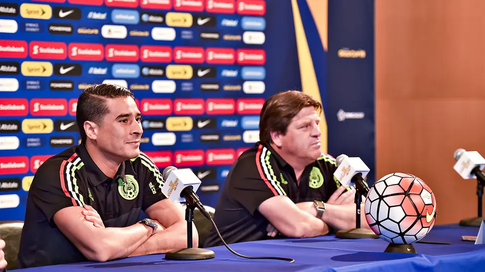 Guillermo Ochoa y Miguel Herrera en la Copa Oro de 2015 | IMAGO7