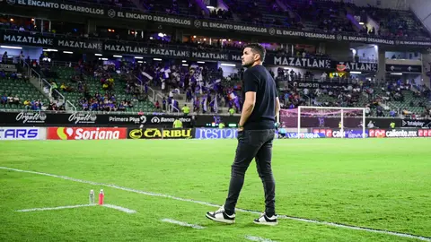 Nicolás Larcamón durante el partido entre Mazatlán y Cruz Azul en el Clausura 2026 de la Liga MX | IMAGO 7