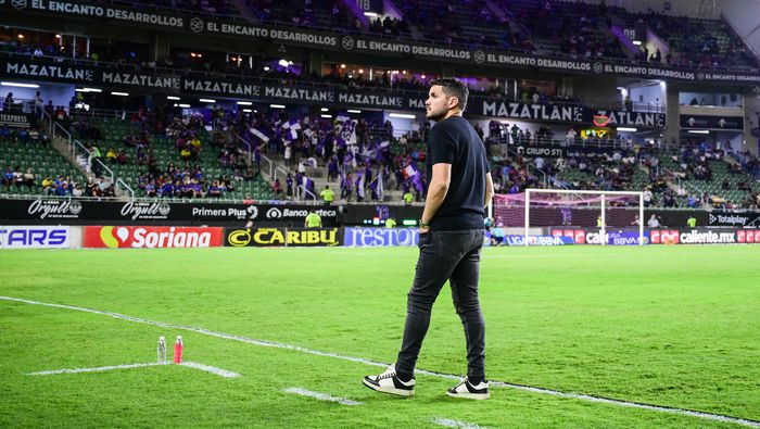 Nicolás Larcamón durante el partido entre Mazatlán y Cruz Azul en el Clausura 2026 de la Liga MX | IMAGO 7
