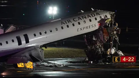 VIDEO: Avión choca contra camión de bomberos en aeropuerto de Nueva York; hay dos muertos