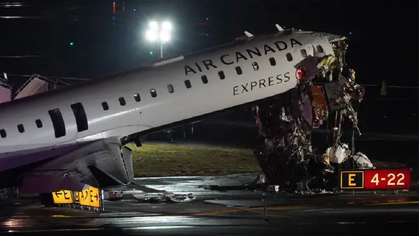 VIDEO: Avión choca contra camión de bomberos en aeropuerto de Nueva York; hay dos muertos
