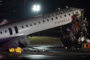 VIDEO: Avión choca contra camión de bomberos en aeropuerto de Nueva York; hay dos muertos