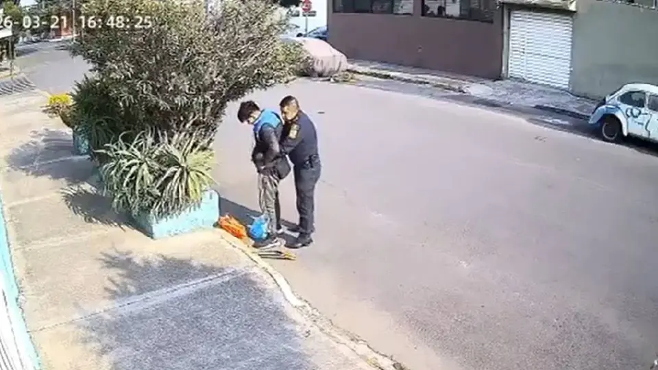 El uniformado revisó al joven, quien aparentemente estaba descansando luego de hacer trabajos de jardinería/X: @LisetGlezG