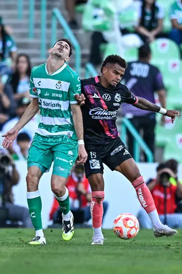 Edgar Guerra peleando un balón l MEXSPORT