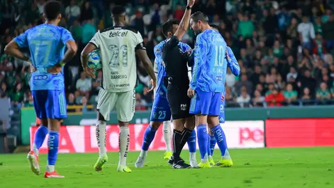 Adonai le muestra la tarjeta roja a Gignac l MEXSPORT