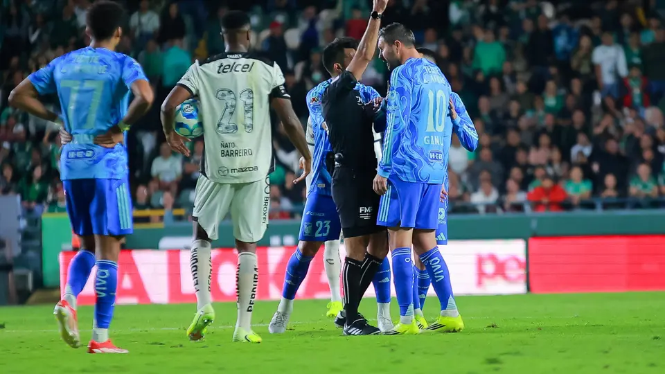 Adonai le muestra la tarjeta roja a Gignac l MEXSPORT
