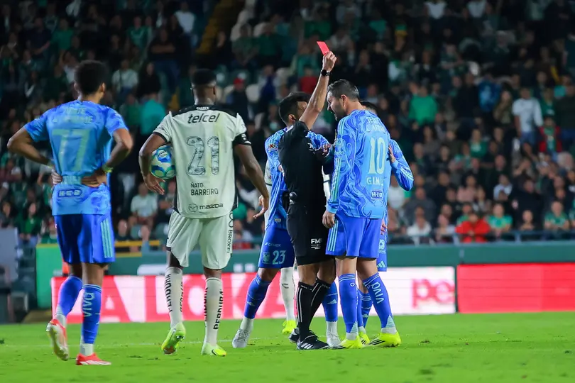 Adonai le muestra la tarjeta roja a Gignac l MEXSPORT
