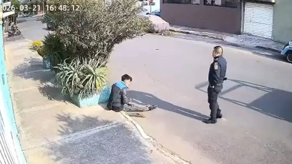 Por una llamada ciudadana policías abordaron a joven que estaba sentado en una banqueta/X: @LisetGlezG