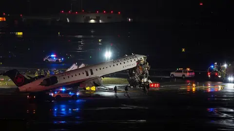 El avión de Air Canada quedó destrozado en su parte frontal/AP