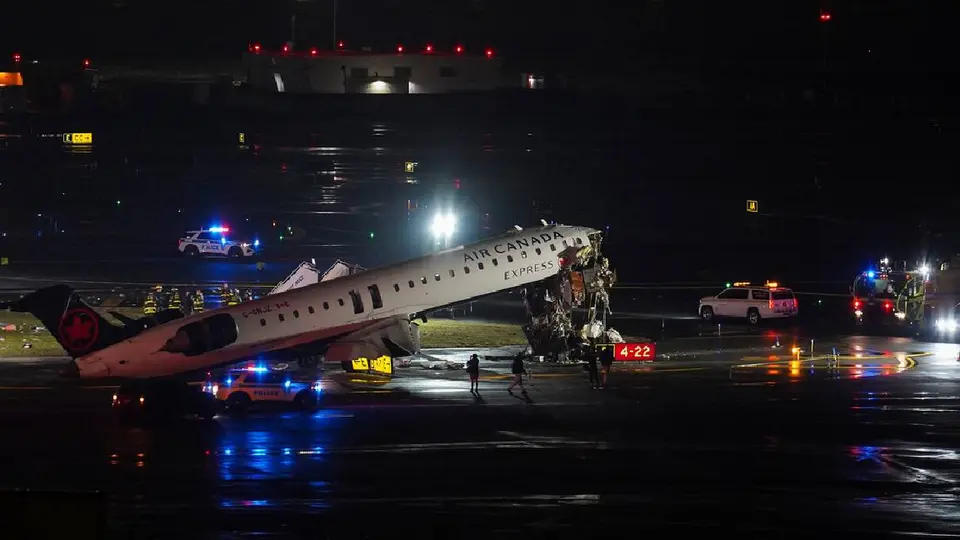El avión de Air Canada quedó destrozado en su parte frontal/AP