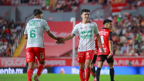 Faravelli disputando un partido con Necaxa l MEXSPORT