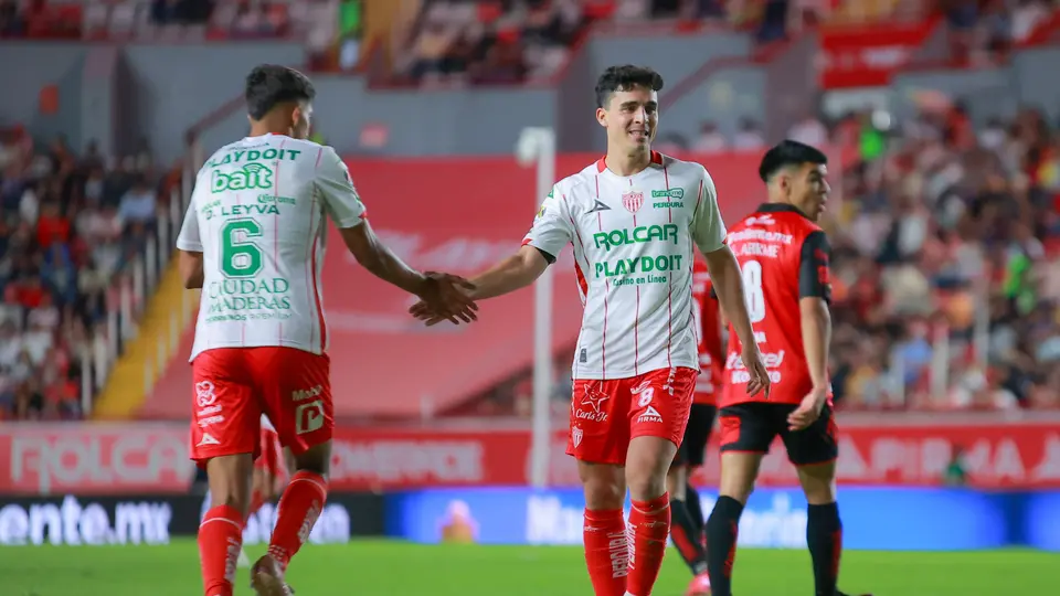 Faravelli disputando un partido con Necaxa l MEXSPORT
