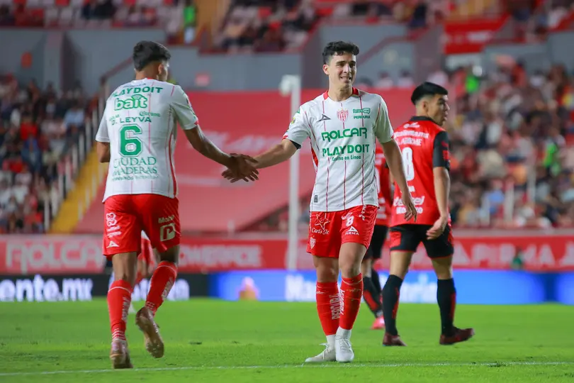 Faravelli disputando un partido con Necaxa l MEXSPORT
