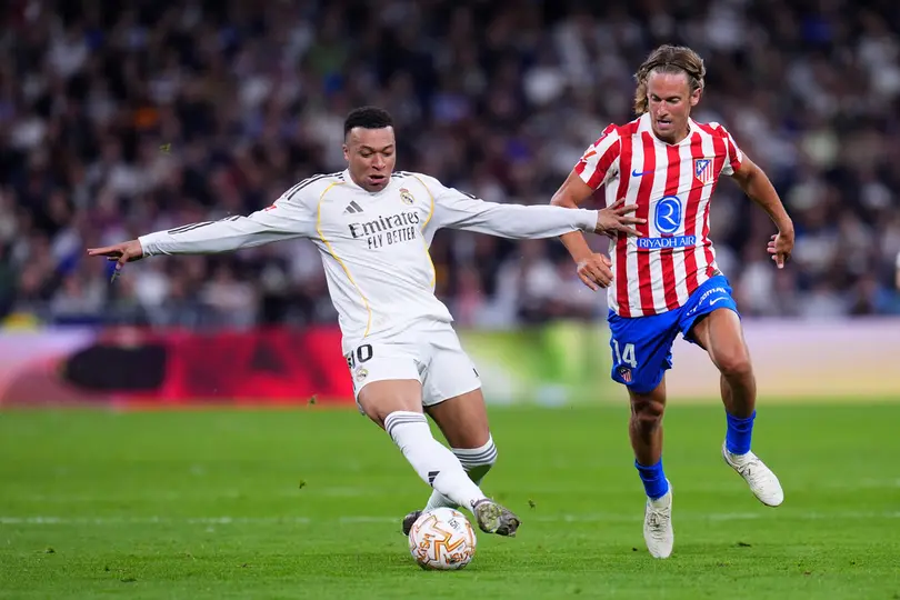Mbappé disputando un balón contra Atlético de Madrid l AP