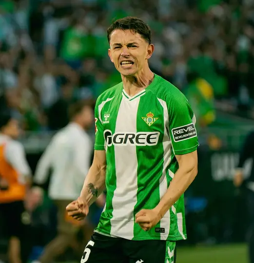 Álvaro Fidalgo con la playera del Betis l INSTA: @alvarofidalgo