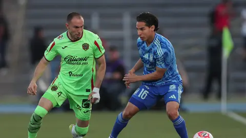 Mayorga y Lainez peleando un balón en el Juárez vs Tigres | MEXSPORT