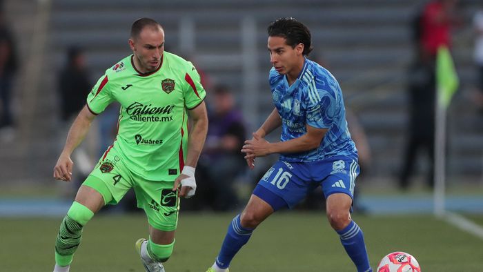 Mayorga y Lainez peleando un balón en el Juárez vs Tigres | MEXSPORT