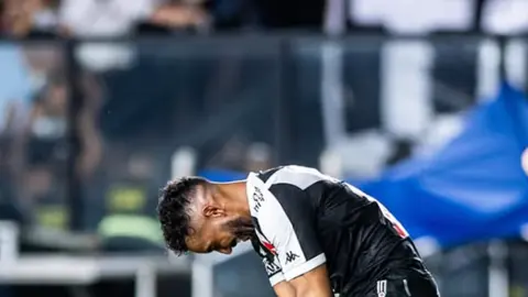 Dimitri Payet con la playera del Vasco de Gama l INSTA: @payetdimitri27