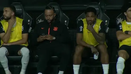 Memphis Depay aclara su polémico uso del teléfono en pleno partido