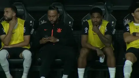Memphis Depay aclara su polémico uso del teléfono en pleno partido