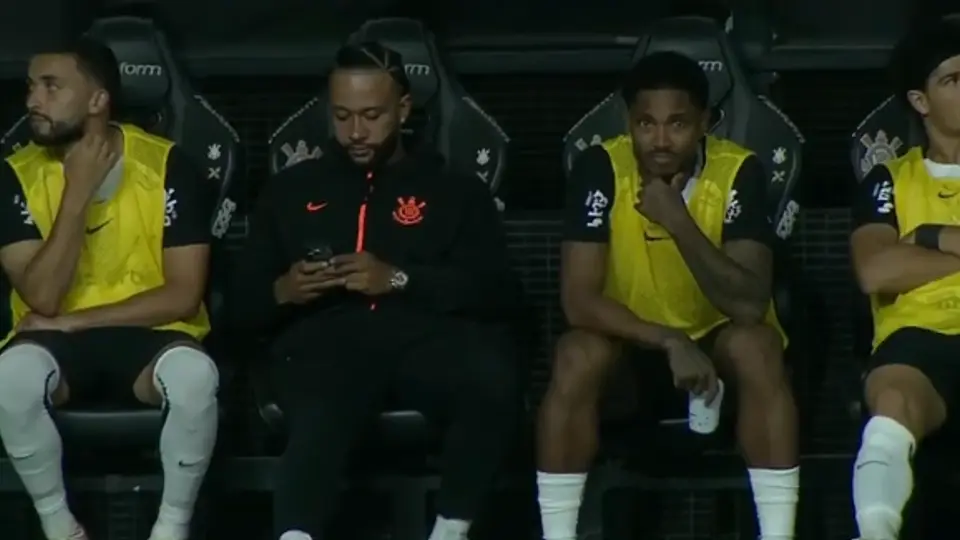 Memphis Depay aclara su polémico uso del teléfono en pleno partido