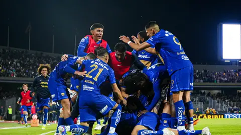 Jugadores de Pumas celebran con Robert Morales tras el triunfo ante América en el Clausura 2026 de la Liga MX | IMAGO 7