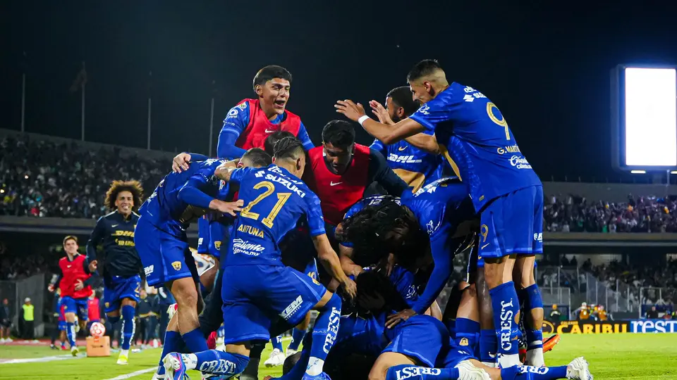 Jugadores de Pumas celebran con Robert Morales tras el triunfo ante América en el Clausura 2026 de la Liga MX | IMAGO 7