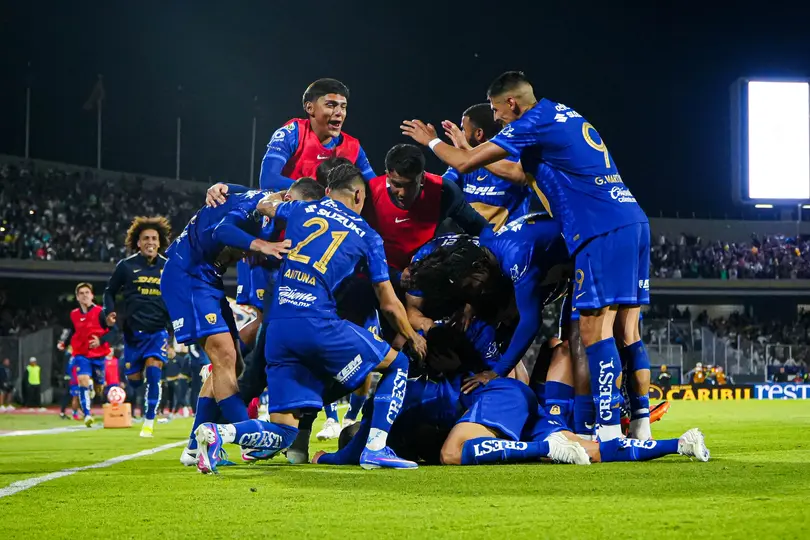 Jugadores de Pumas celebran con Robert Morales tras el triunfo ante América en el Clausura 2026 de la Liga MX | IMAGO 7
