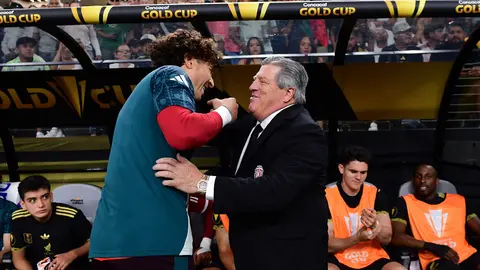 Guillermo Ochoa y Miguel Herrera en la Copa Oro de 2025 | MEXSPORT
