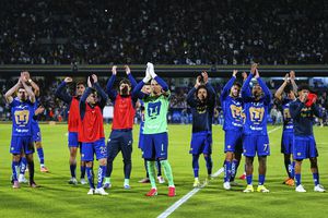 Jugadores de Pumas celebran con su afición tras el triunfo ante América en el Clausura 2026 de la Liga MX | IMAGO 7