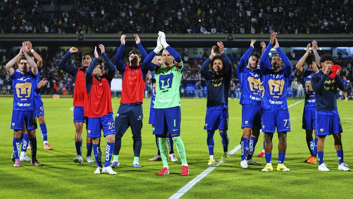 Jugadores de Pumas celebran con su afición tras el triunfo ante América en el Clausura 2026 de la Liga MX | IMAGO 7