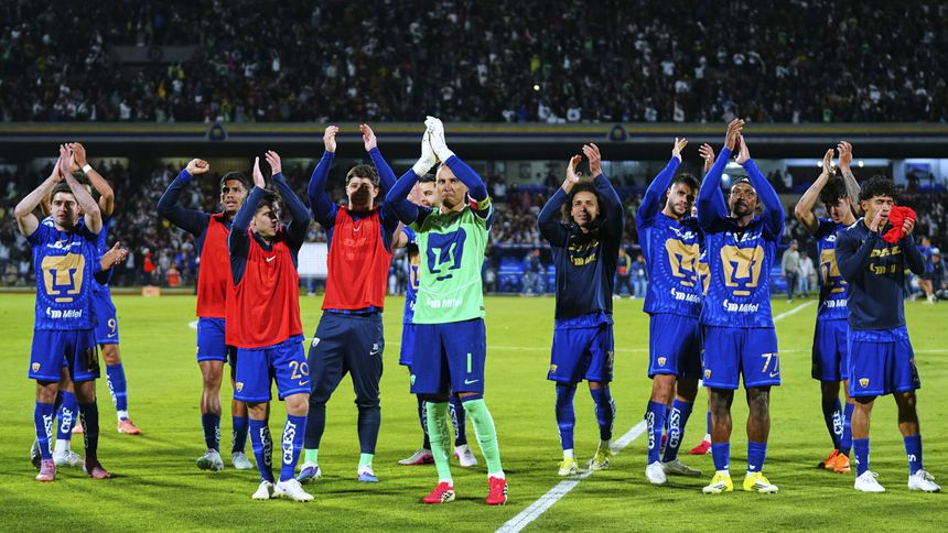 Jugadores de Pumas celebran con su afición tras el triunfo ante América en el Clausura 2026 de la Liga MX | IMAGO 7