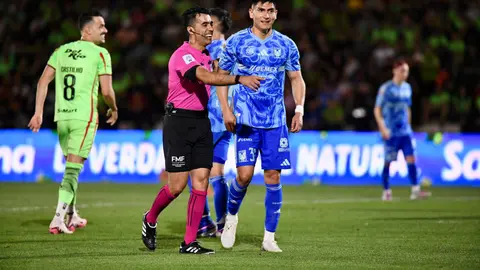 Escobedo yendo al VAR a revisar la jugada l MEXSPORT