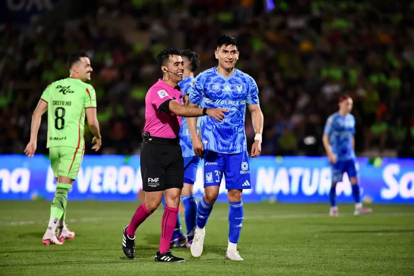 Escobedo yendo al VAR a revisar la jugada l MEXSPORT