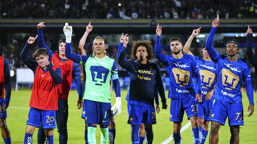 Jugadores de Pumas celebran con su afición tras el triunfo ante América en el Clausura 2026 de la Liga MX | IMAGO 7