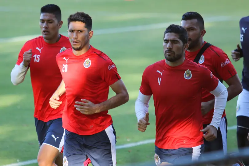 Jair Pereira en entrenamiento durante su etapa con Chivas en la Liga MX | IMAGO 7