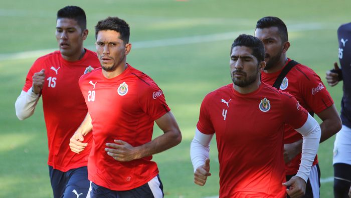 Jair Pereira en entrenamiento durante su etapa con Chivas en la Liga MX | IMAGO 7