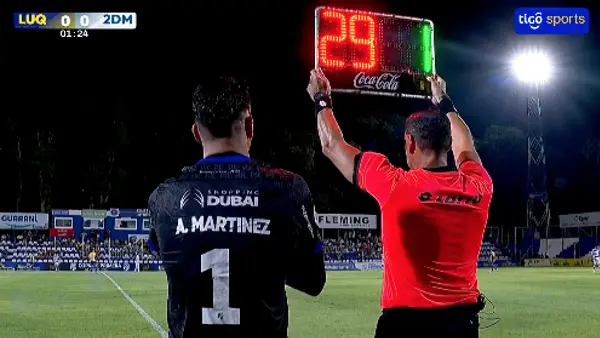 ¡Inédito! Portero inicia como titular y lo sacan en menos de minutos en el futbol paraguayo