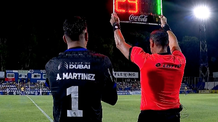 ¡Inédito! Portero inicia como titular y lo sacan en menos de minutos en el futbol paraguayo