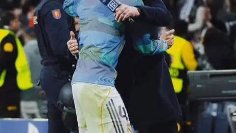 Guti Hernández abrazando a un jugador l INSTA: @guty14haz