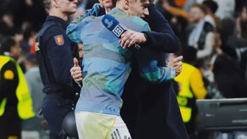 Guti Hernández abrazando a un jugador l INSTA: @guty14haz