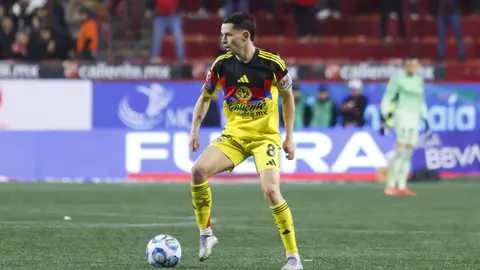 Fidalgo disputando un partido con América l MEXSPORT
