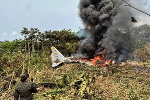 Avión militar de Colombia se estrella con más de 100 personas a bordo
