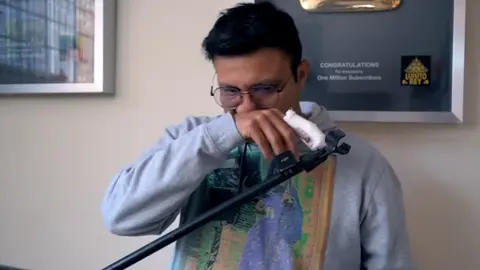 El youtuber compartió que le retiraron una uña para frenar el avance del carcinoma. / YT: @luisitorey