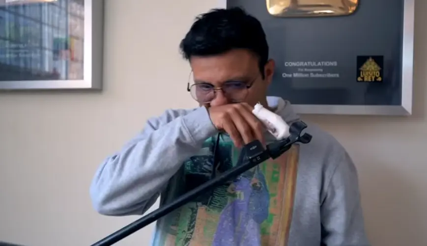 El youtuber compartió que le retiraron una uña para frenar el avance del carcinoma. / YT: @luisitorey