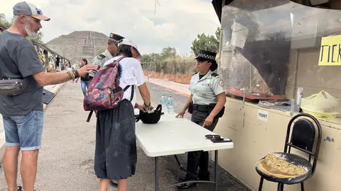 Controles de acceso y revisión fueron reforzados como parte del nuevo protocolo de seguridad en Teotihuacán. / Gina Sánchez